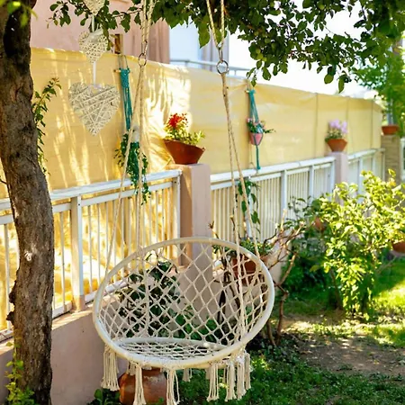 Tsekis House *