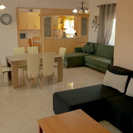 Tsekis House يميناريا