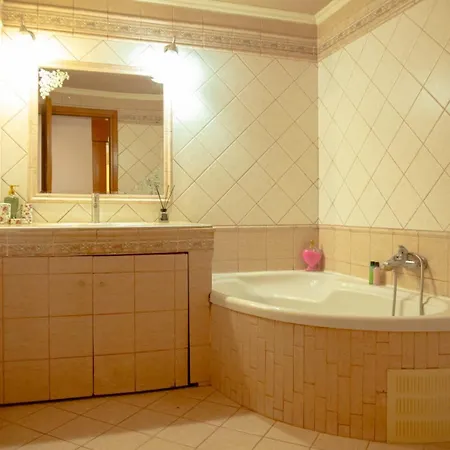 Tsekis House يميناريا